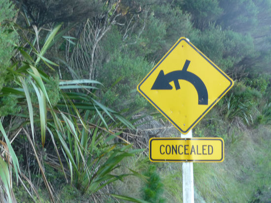 lustige Warnschilder vor Kurven