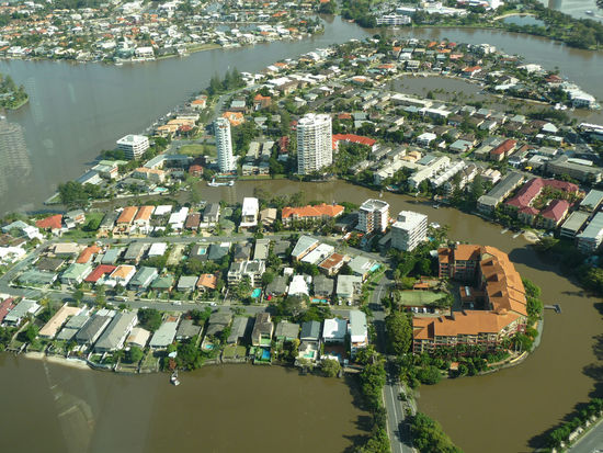 Hinter der Hochhausreihe