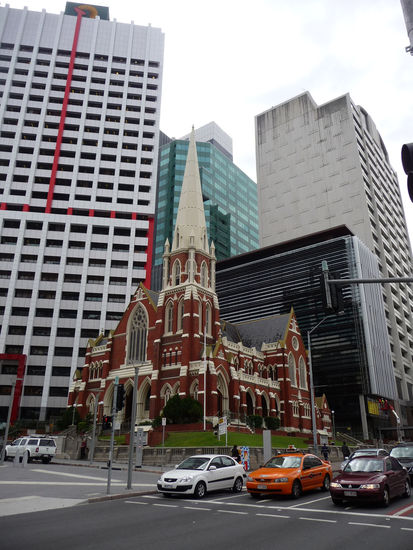 Man achte auf den Abstand Kirche-Hochhaus