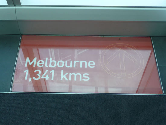 Luftlinie eigentlich nicht mehr so weit, aber über Sydney und Canberra noch über 2.000km