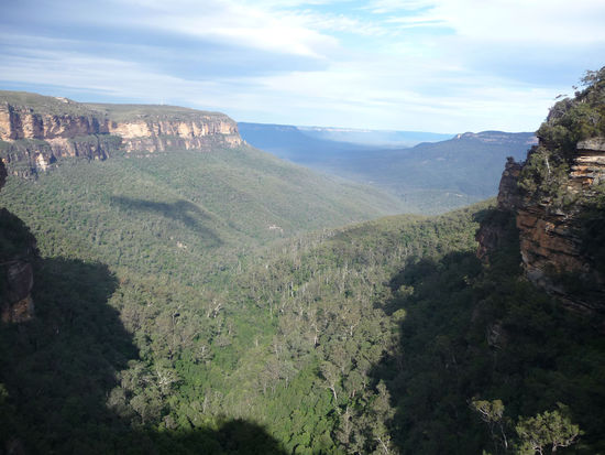 Blue Mountains (genau zwischen den Felsen, wo man eine kleine Furche sieht, verläuft der National Pass, sagenhaft)