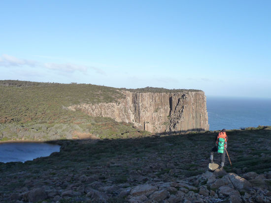 Am Cape Pillar 
(m Gebüsch zwischen See und Abhang schlugen wir unser Nachtcamp auf)