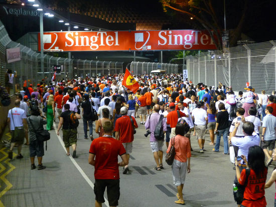 die Massen strömen nach dem Rennen über die Strecke...