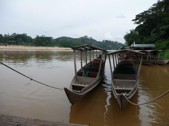 unser Boot hinein (man achte auf die Wasserfarbe)