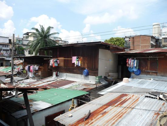 Mit dem Zug durch ein Slum (ohne Zoom)