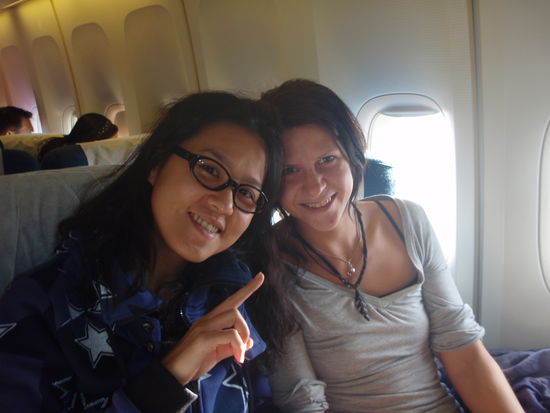 Nette Koreanerin im Flugzeug Ying Yang Yong oder so 