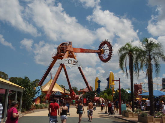 Des Teil war lustig! Aber leider viel zu kurz, ca. 1 1/2 min. und dafür stand ich ne Stunde in der Schlange..