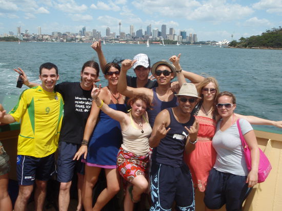Meine Sydney crew auf dem Weg zum Strand mit der Fähre. Im Hintergrund die Skyline von Sydney...
Von links nach rechts:
Marco ( Frankreich)
Stefan (Deutschland)
Monika (Nürnberg)
Lilly (England)
Davide (Kulumbia)
Jimmy (Korea)
Mario (Kulumbia)
Antonia(Deutschland)
Svetlana (Russland)