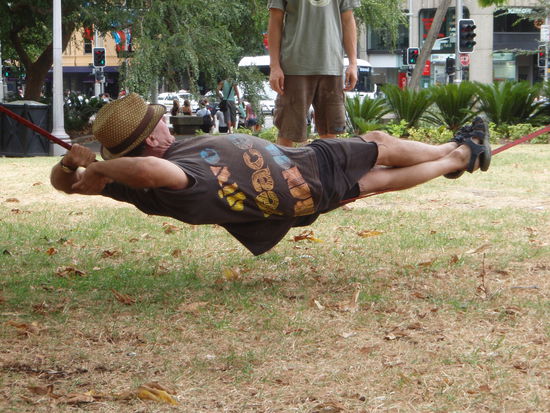 Hyde Park in Sydney, der versuch auf einer Slag line zu liegen... Der Mann hats voll drauf, er war bei Zirkus und hat uns dann gezeigt wies funktioniert ^^