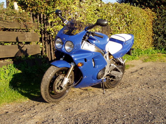 Honda CBR 900 RR Fireblade(900 ccm, 130 PS)