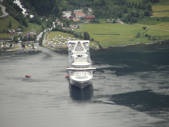 Kreuzfahrtschiff vor Geiranger