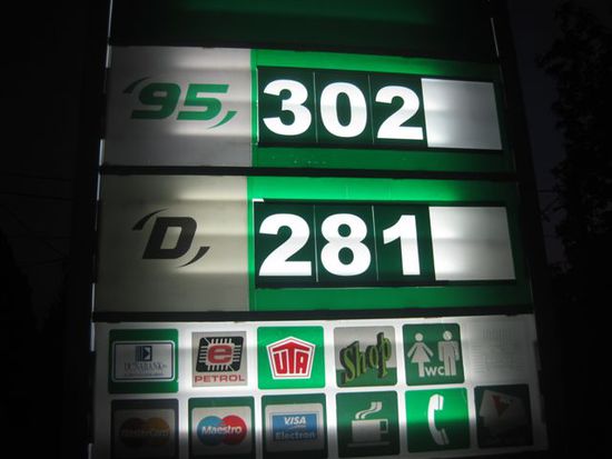 Hallo, das wäre dann der Dieselpreis, mehr als 1 Euro, also eindeutig teuer als in Österreich. Was uns sehr, sehr wundert, fahren doch die Ungarn äussest fleissig mit dem fahrbahren Untersatz und verdienen im Monat durchschnittlich ca 600 - 1000 €Euro. Also, wie machen die Ungarn das.
PS: wir sind nicht draufgekommen.