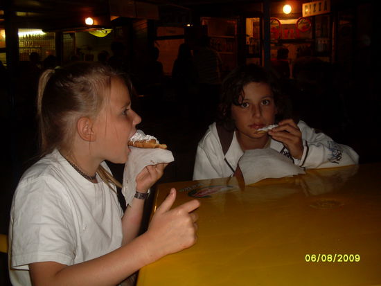 Kathi und Peter beim Nachspeis Essen