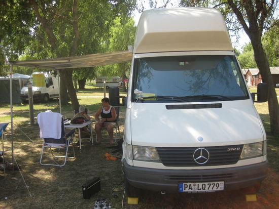 Es ist sehr heiss und wir haben die Markise ausgefahren.