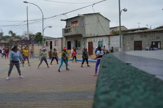 Sport am Vormittags , todas la mujeras  , alles Damen da. Man glaubt es nicht , die Vorturnerin mit der durchtrainierten  Figur ist staatlich autorisiert. 
Ministerio de Deporte, ja auch das ist Ecuador, mindestens 50!  Frauen aller Altersgruppen turnen ungehemmt mit.