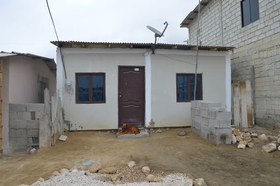 Er, bewacht sein Haus