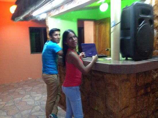 Seguridad Richard, 20 , fleißig, entgegenkommend, sehr hilfsbereit, intelligent, Tagdienst,
Naomi, 22 stinkfaul, schläfrig , freundlich, nicht hilfreich, unintelligent, fernsehsüchtig, Nachtdienst,