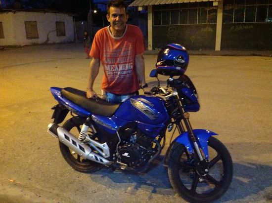 Richard fährt nach Hause, sein amigo holt ihn ab. Er spart auf ein moto, verdient 400€