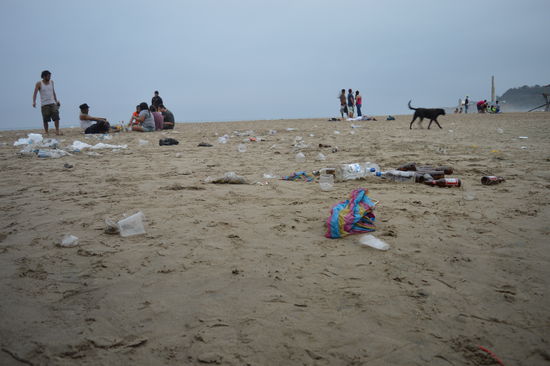 So, sieht es nun überall am Strand aus, vom Ort selber ganz zu schweigen (einziger Müllhaufen)