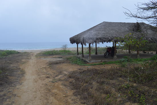 Hola, da steht eine rote Twin unter Dach