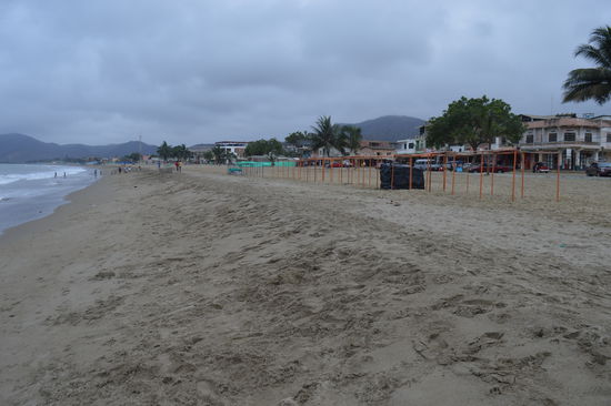 DAS , ist der Strand von Puerto Lopez, einem Fischerdorf mit üblichen Umweltproblemen