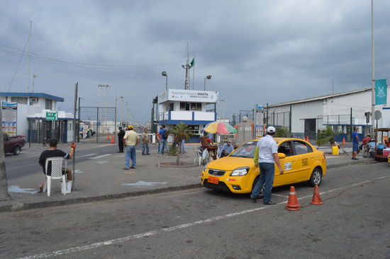 Hauptportal zum Hafen, gesperrt und streng bewacht, habe gefragt, keine Chance zu einer Visite