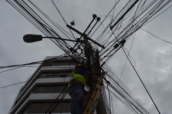 Er erklärt mir, das internet Kabel muss jetzt noch überall dazu