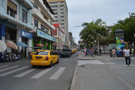 das ist halt dann das Zentrum von Manta. Hunderte Taxis sind auch im Umlauf