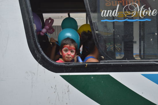 die Busse platzen, die Motoren laufen auf voller Kraft durch, abgestellt wird nur dann, wenn er hin ist , per Zwang. Ein Kraftfahrer , gleich ob  Bus oder Taxi, stellt NIEMALS , sein Aggregat ab