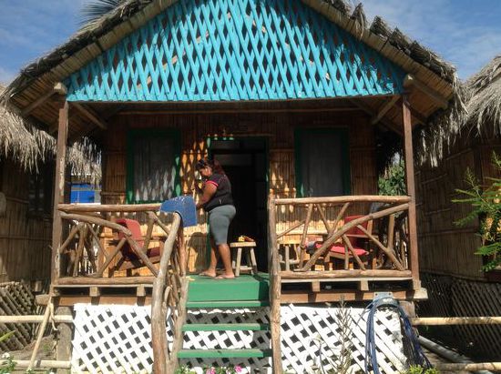 Cabanas im Baloo in Canoa, Billy reinigt die Terrassen vom feinen Sand , sie verdient 354,- Dollar im Monat, es könnte mehr sein erzählt sie mir