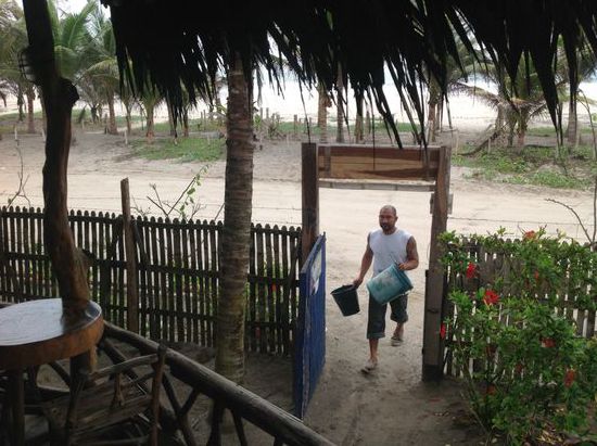 der Hausangestellte, Bewässerung und Müll, das ist sein Bereich