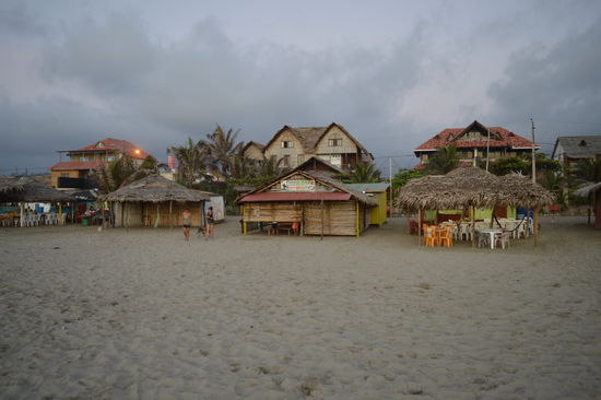 zahlreiche Strandhütten