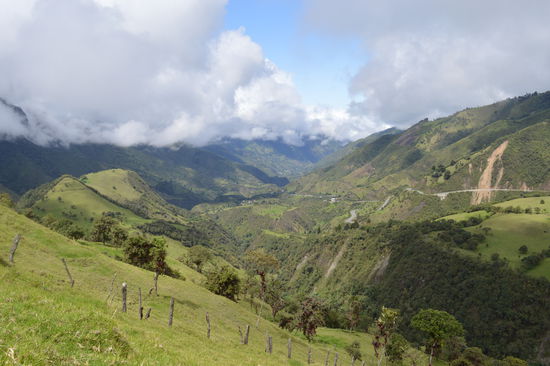 weit über 3000 m hoch , auf und ab geht rundherum der Teppich in grün und braun