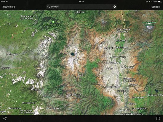 Der dunkelblaue Punkt, das ist er, der Kratersee des westlichsten Vulkans in Ecuador