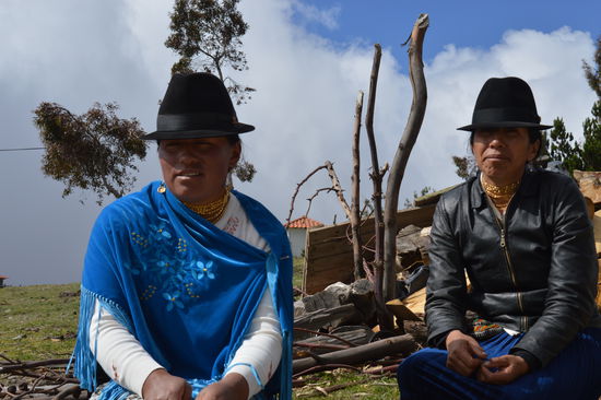 rechts im Bild die Hausfrau, 42 Jahre, 7 Kinder und ihre sombrina, Nichte 30 J, 6 Kinder.
Bereits das ganze Leben auf einer Höhe von schwach 4000 m verbracht