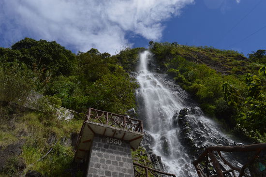 Virgen de Agua Santa , direkt daneben kann man sich ins Schwefelbad hineinlegen, es gibt zwei Becken, eines ganz heiß, nur für ca 5 min geeignet, und das andere, für Dauergenießer wie auch mich.
Heraus aus dem heißen Becken, geht man zu den cascades, und, trinkt das Wasser direkt vom Wasserfall, herrlich frisch und rein, vom Feinsten