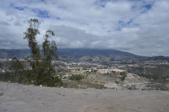 eine Kurve nach der anderen hinunter, nun kann ich Latacunga schon sehen.
Der Cotopaxi ist nur 40 Km entfernt, zeigt sich aber nicht.
Im Jahr 1877 wurde die Stadt von einer durch einen Ausbruch des Cotopaxi ausgelösten Schlammlawine überschwemmt, welche die Stadt vollkommen zerstörte. Die heutige Stadt wurde auf den Resten der verschütten Stadt errichtet. Latacunga, Provinz, Cotopaxi, hat mehr als 50000 Einwohner. Am Ortsbeginn biege ich bereits rechts ab und beschleunige das moto auf der Panamericana gleich einmal auf 180 Km/h , damit die Vergaser wieder einmal richtig durchgeputzt werden, uihhhh, das macht Spaß, acht Fahrspuren auf der Pan., ein Wahnsinn.-