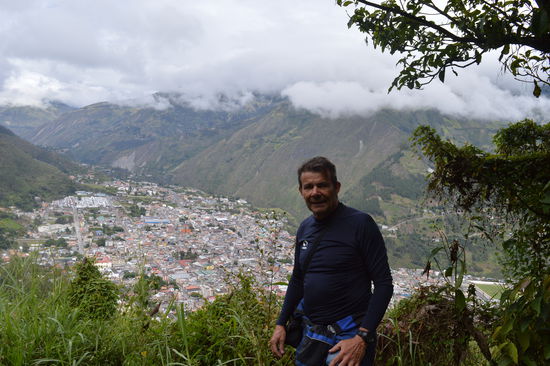  auf halber Höhe am sendero Bellavista. Wie gemalt liegt Banos unten im Talkessel. 
Die letzte Auswölbung meines Wohlstandsbauches, siehe Aufnahme, sollte sich in den nächsten Tagen auf wundersame Weise in Luft auflösen, doch dazu in einem späteren Bericht