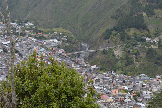 ganz unten, von der puente San Francisco, stürzen sich wagemutige Touristen (wer sonst ist so deppert ???) mit einem fragwürdigen bungee jump Seil den Fluten des Rio Pastaza entgegen. Ich denke mir nur immer: wer´s braucht, muß es halt riskieren !!