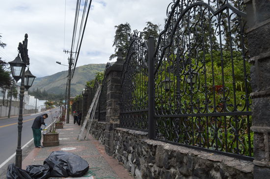 Arbeiten am Zaun der Villa, siehe nächstes Foto . Der Zaun muss fertig entlackt und gestrichen werden. Mit primitivsten Mitteln arbeiten ca 10 pobres mit und ohne Leiter in der Affenhitze