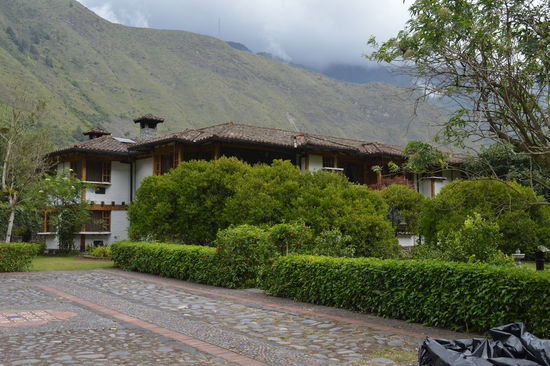 eine Nacht 284 Dollar, ich habe gefragt, eigener SPA Bereich incluiso .
Auch das gibt es in Banos, es ist schwach belegt, erklärt mir die Chefin der Entlacker-Truppe am Zaun