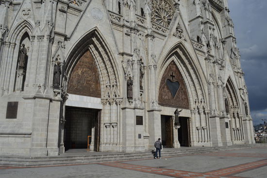 Hola, sucht da vielleicht jemand den Eingang in die gotische Kirche ???