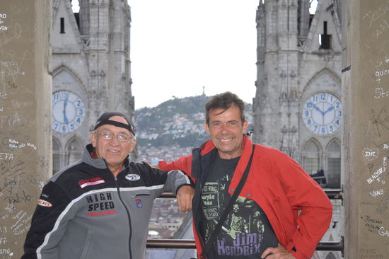 Zwei Freunde fürs Leben, 
der eine: Südamerika-Experte mit mehr als 110.000 Motorrad Kilometern und mehr als 10 Jahren Erfahrung auf dem Kontinent der Neuen Welt
der andere: Möchtegern "experienced traveler" und Neo Gringo mit Schnuppererfahrung und Sprachkenntnissen wie: " Mi Espanol es pobre" !!
und: tengo hambre, hambre es mi companero