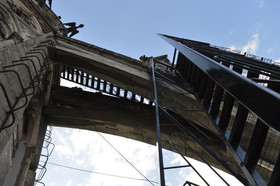 in schwindelnden Höhen über schmale eiserne Leitern