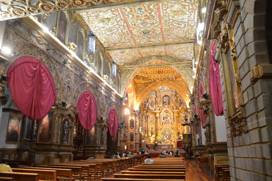 es haut einen fast um, die goldene Frontseite im Hauptschiff der Kirche