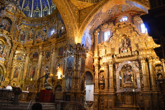Prunkvoll mit 13 Kreuzgängen, man müsste sich wirklich viel mehr Zeit nehmen, die ganzen Kunstschätze zu gustieren
