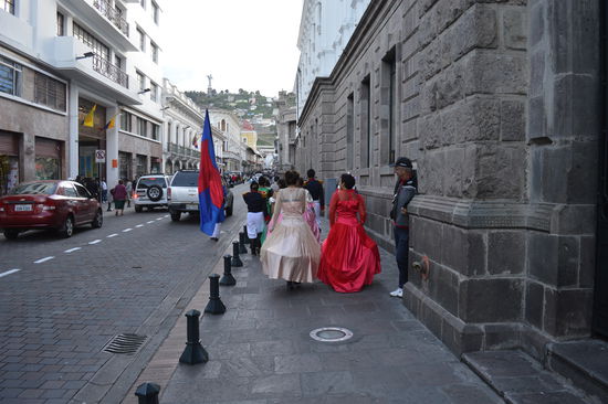 Hola, ein Weltreisender , wo schaut er denn so genau hin, der Wolfgang??
Naja, er kann ja auch in Spanisch argumentieren, wenn es notwendig werden sollte, ich steh da leider an !!