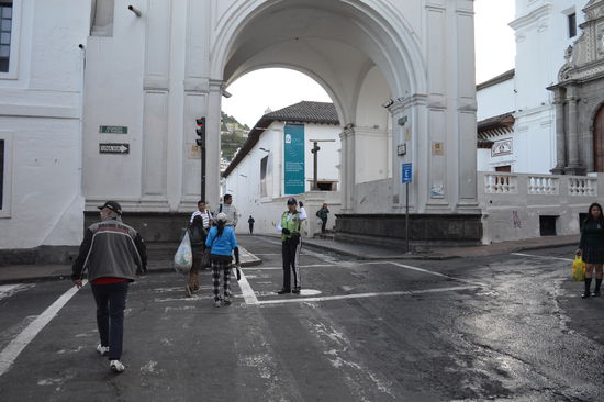 da steht die Transito und regelt wie verrückt den irren Verkehr, ohne Unterbrechung geht das Stunden so durch. Ich muss lange auf das Foto warten, der Verkehr ist unbarmherzig und steht niemals still