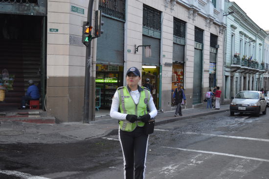 die Transito aus Quito, die auch lachen kann, nur eben  nicht gleich