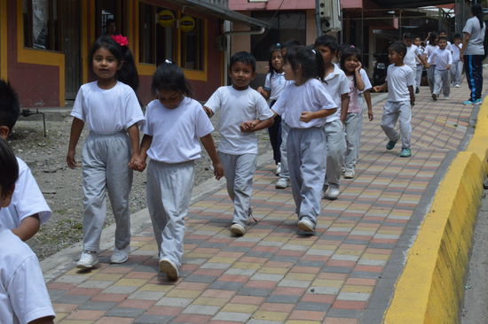 hurra, geschaftt, eine Klasse in Schuluniform. Das würde ich mir auch für Österreich wünschen